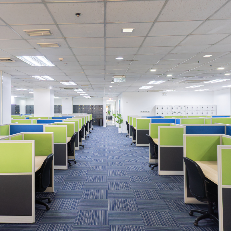 Spacious open-plan workstation for teams
